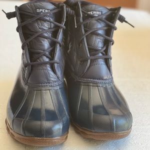 Like New!  Sperry women’s size 10 salt water duck boot. Navy/navy
